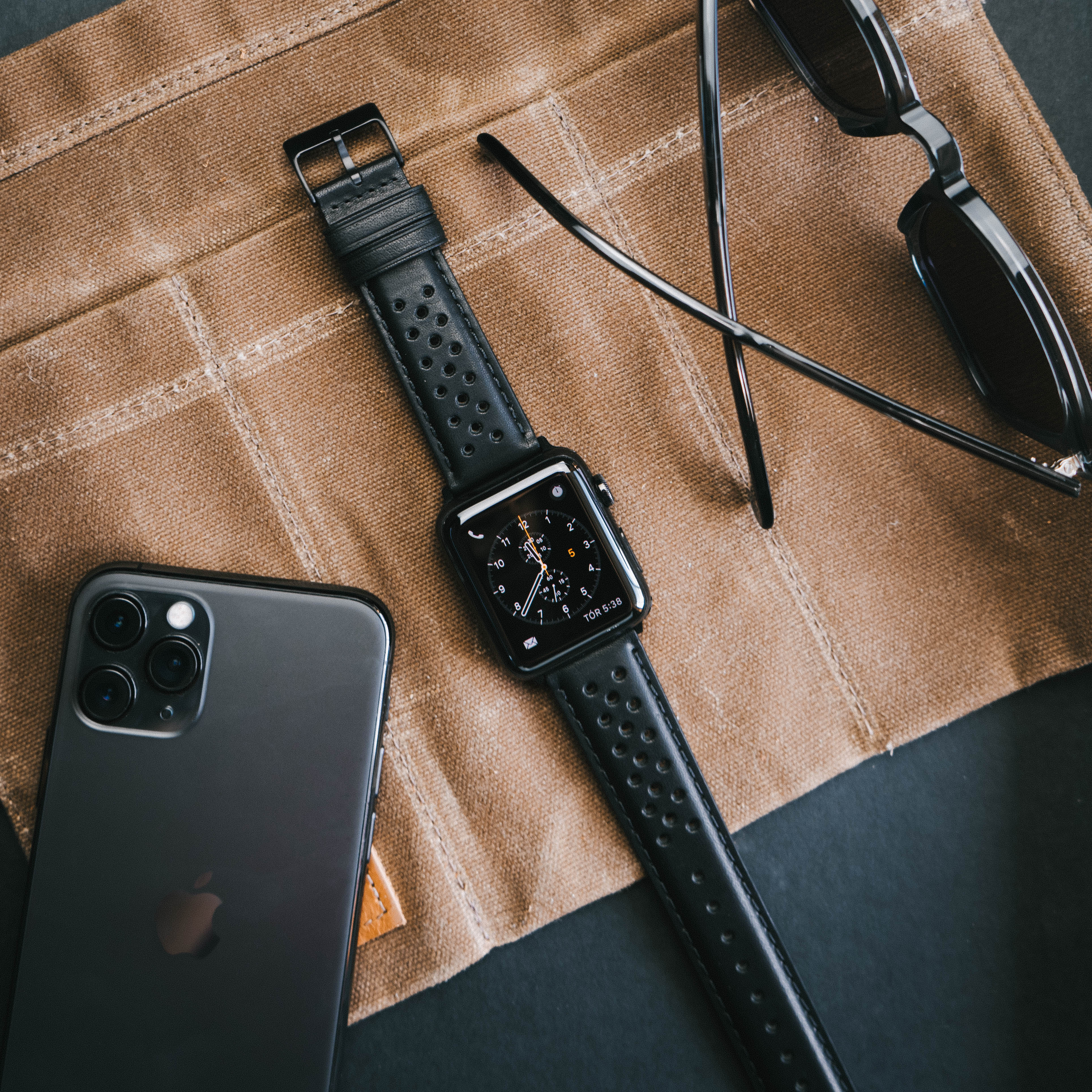 Apple watch hot sale black leather